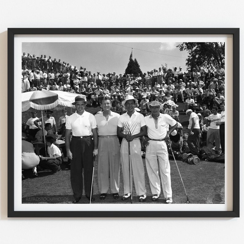 Puede incluir: Cuatro hombres con camisas blancas y sombreros est&aacute;n de pie en un campo de golf con sus palos de golf. Est&aacute;n rodeados por una gran multitud de espectadores.