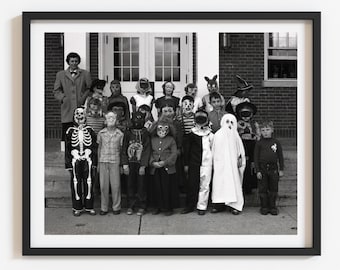 Divertida y extraña foto de fiesta de disfraces de Halloween de 1949: Impresión personalizada en blanco y negro, seleccione el tamaño.