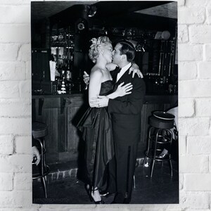 Vintage Kissing Couple Archival Photo Print: Retro-Style Black and White Wall Art, Custom Sizes zdjęcie 5