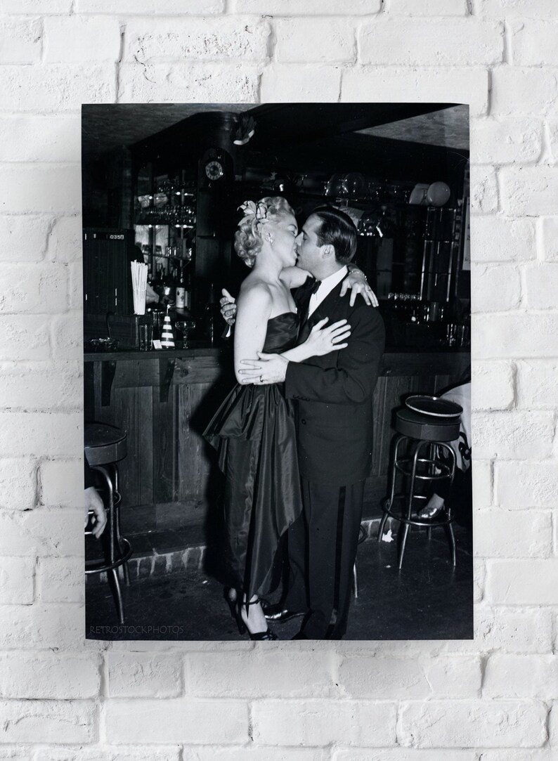 Vintage Kissing Couple Archival Photo Print: Retro-Style Black and White Wall Art, Custom Sizes zdjęcie 5
