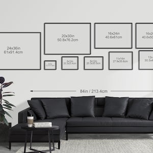 Puede incluir: Una maqueta de dise&ntilde;o de interiores de sala de estar con un sof&aacute; seccional negro y una mesa de caf&eacute; en blanco y negro. La pared est&aacute; decorada con una pared de galer&iacute;a de impresiones enmarcadas en varios tama&ntilde;os. La impresi&oacute;n m&aacute;s grande mide 61 cm por 91,4 cm, y la m&aacute;s peque&ntilde;a mide 20,3 cm por 25,4 cm. La pared est&aacute; pintada de blanco y el piso es de color gris claro.