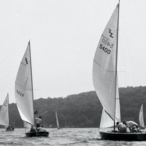 Arte náutico, impresión fotográfica vintage de regata de veleros, decoración de pared para casa de lago, reproducción personalizada en blanco y negro, seleccione el tamaño, decoración de verano para el hogar imagen 4