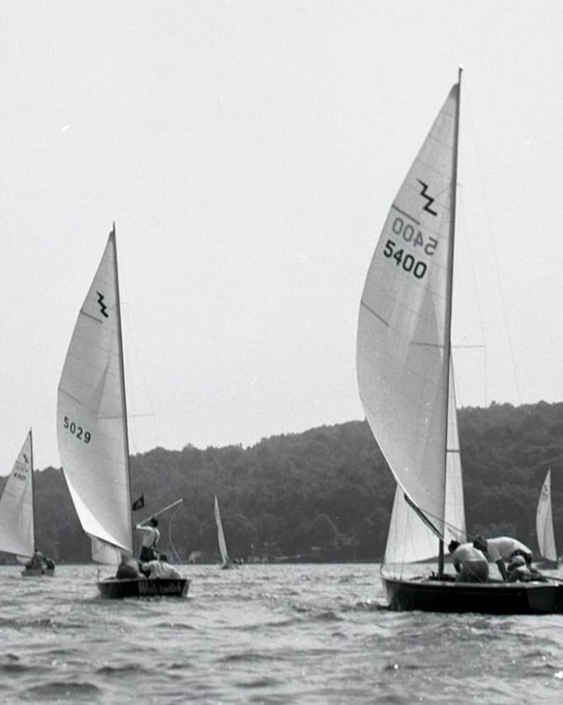 Arte náutico, impresión fotográfica vintage de regata de veleros, decoración de pared para casa de lago, reproducción personalizada en blanco y negro, seleccione el tamaño, decoración de verano para el hogar imagen 4