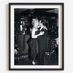 Vintage Kissing Couple Archival Photo Print: Retro-Style Black and White Wall Art, Custom Sizes zdjęcie 1