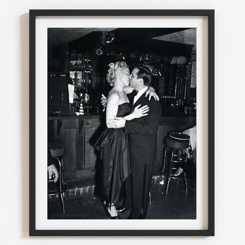 Vintage Kissing Couple Archival Photo Print: Retro-Style Black and White Wall Art, Custom Sizes zdjęcie 1