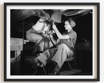 Foto vintage de Rosie la Remachadora: Mujeres trabajadoras de la Segunda Guerra Mundial - Impresión en blanco y negro