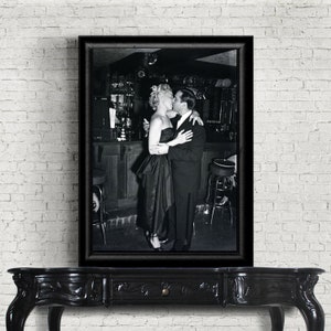 Vintage Kissing Couple Archival Photo Print: Retro-Style Black and White Wall Art, Custom Sizes zdjęcie 4