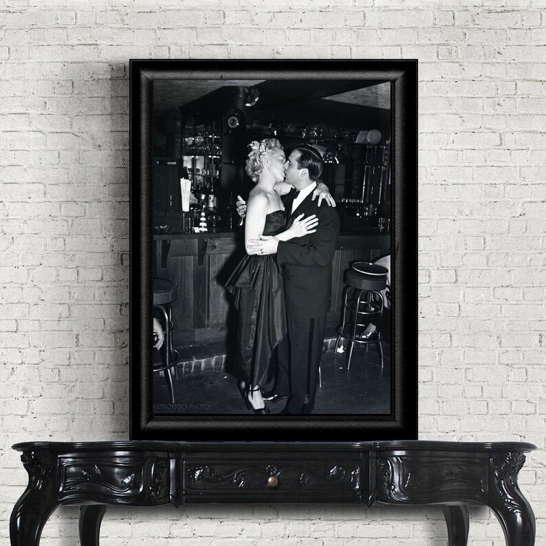 Vintage Kissing Couple Archival Photo Print: Retro-Style Black and White Wall Art, Custom Sizes zdjęcie 4