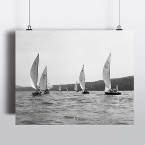 Puede incluir: Fotograf&iacute;a en blanco y negro de varios veleros en un lago. Los barcos tienen velas blancas y navegan en la misma direcci&oacute;n. La imagen es una impresi&oacute;n vintage, con un enfoque en el agua y los barcos.