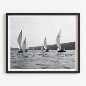 Arte náutico, impresión fotográfica vintage de regata de veleros, decoración de pared para casa de lago, reproducción personalizada en blanco y negro, seleccione el tamaño, decoración de verano para el hogar imagen 1