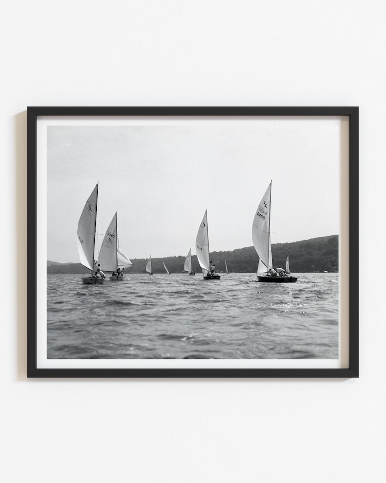Arte náutico, impresión fotográfica vintage de regata de veleros, decoración de pared para casa de lago, reproducción personalizada en blanco y negro, seleccione el tamaño, decoración de verano para el hogar imagen 1