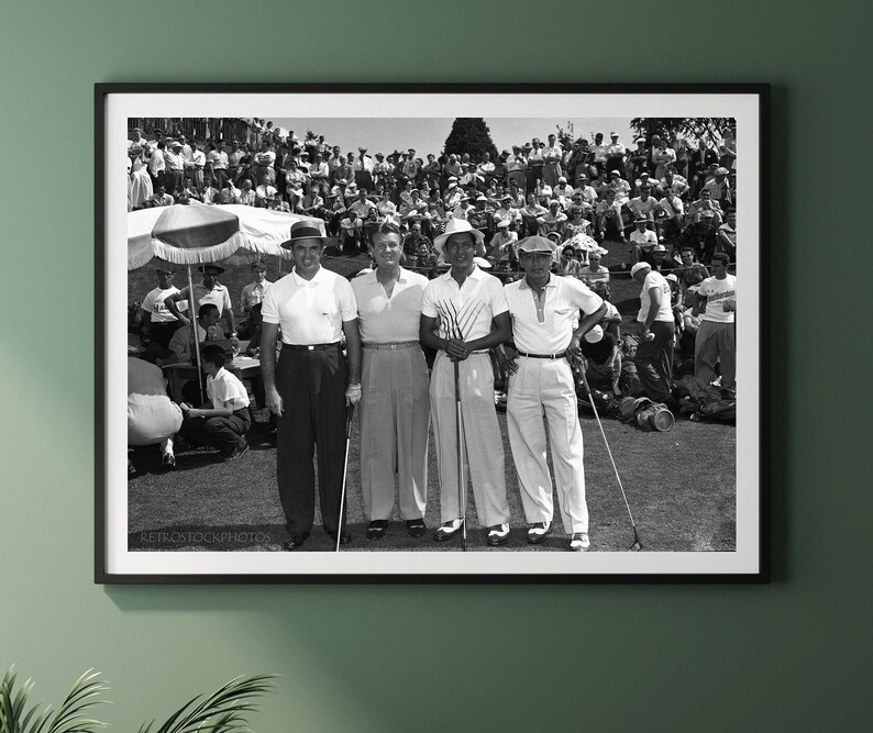 Puede incluir: Foto en blanco y negro de cuatro hombres de pie juntos en un campo de golf. Todos llevan sombreros y sostienen palos de golf. Hay mucha gente en el fondo.