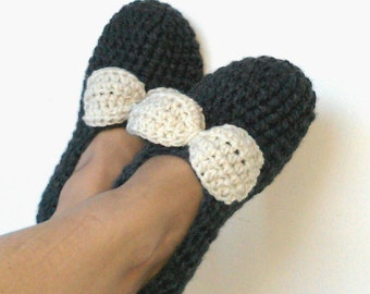 CROCHET PATTERN slippers ⨯ ladies women girls ⨯ quick thick easy ⨯ worsted weight yarn ⨯ PDF download ⨯ Bow Tie Slippers by Repeat After Me