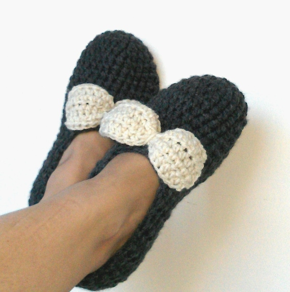 Crochet Pattern ladies slippers women house shoes modern bow | Etsy