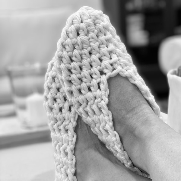 CROCHET PATTERN slippers ⨯ women ⨯ ladies ⨯ super bulky weight yarn ⨯ thick quick easy ⨯ PDF download ⨯ Chunky Slippers by Repeat After Me