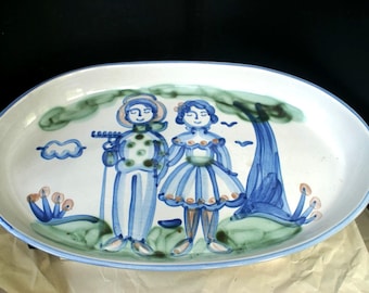 Bandeja ovalada para servir de M A Hadley Pottery de 48,5 cm (19 1/8") / Escena campestre azul / Granjero y esposa / Artículo descatalogado