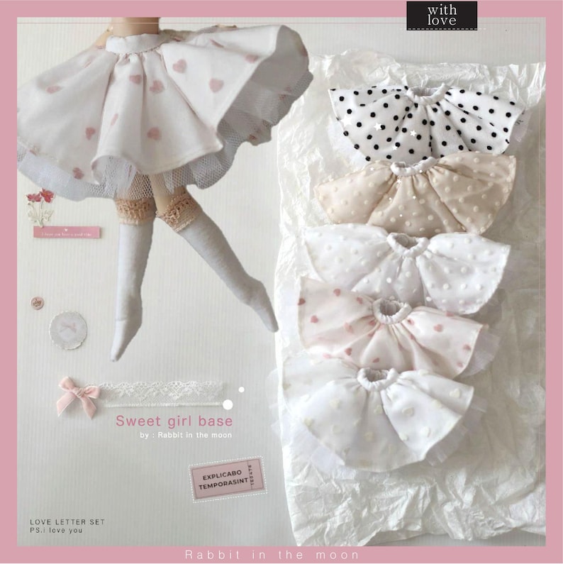 Op de afbeelding: Een set van vijf poppenrokken in verschillende kleuren en patronen, waaronder wit met roze hartjes, wit met zwarte stippen, beige met witte stippen, wit met roze hartjes en wit met witte stippen. De rokken zijn gemaakt van een zachte, delicate stof en zijn perfect om een vleugje whimsy toe te voegen aan de garderobe van elke pop. De tekst "Sweet girl base" en "Rabbit in the moon" is zichtbaar op de afbeelding.