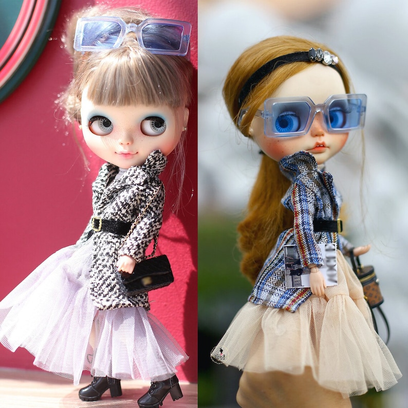 Puede incluir: Dos mu&ntilde;ecas con gafas de color azul y faldas de tul. La mu&ntilde;eca de la izquierda lleva un abrigo estampado en blanco y negro y un bolso negro. La mu&ntilde;eca de la derecha lleva una camisa estampada en azul y blanco y un bolso marr&oacute;n.
