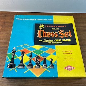 Vintage 1940 Chess Set #801 by E.S. Lowe Hollow Plastic Staunton Style - Lifetime Pressboard Board  - Great Condition