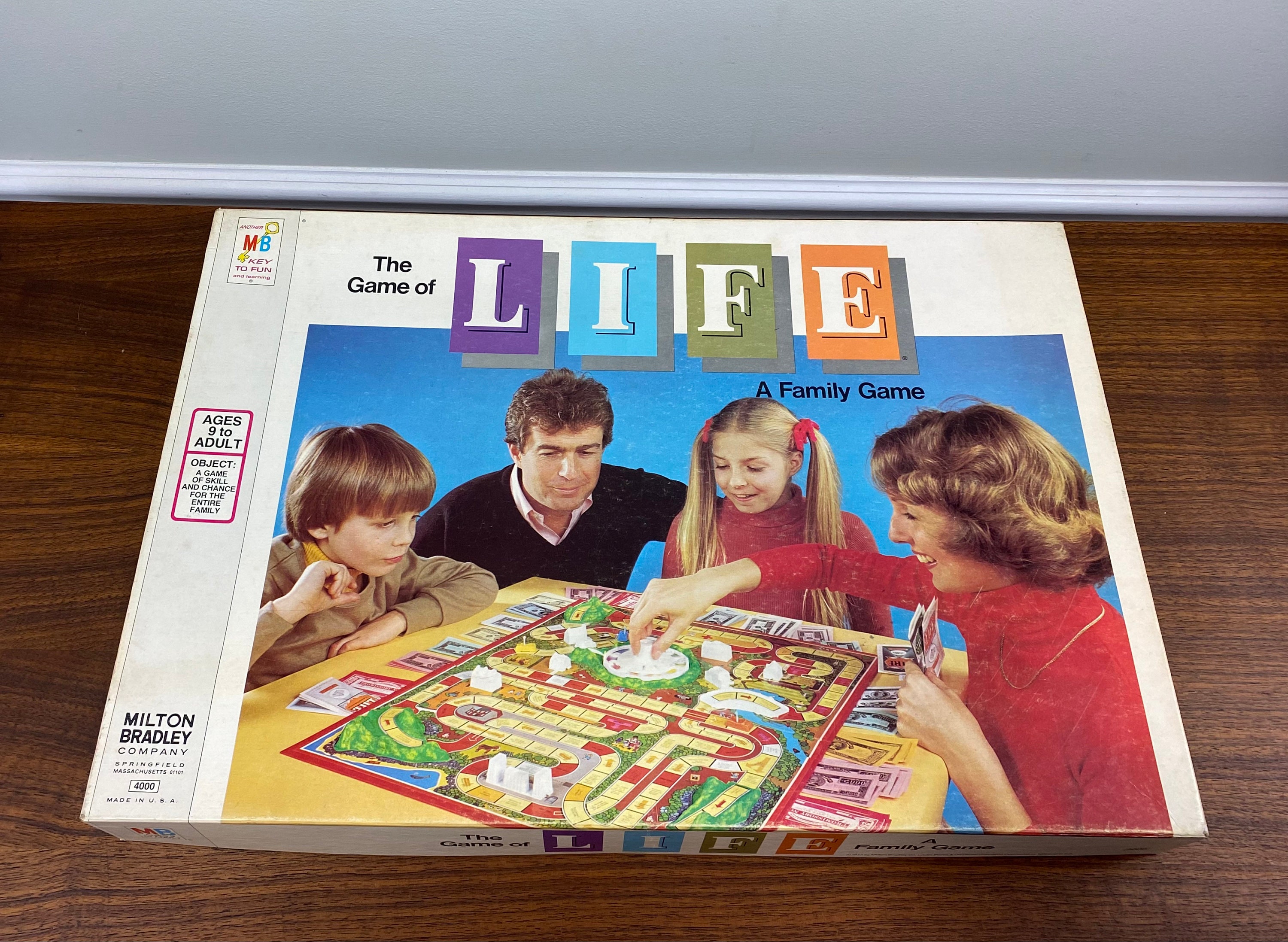 Vintage 1977 Edition of the Game of LIFE by Milton Bradley Complete 