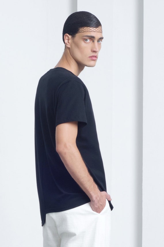 Camiseta negra asimetrica sale