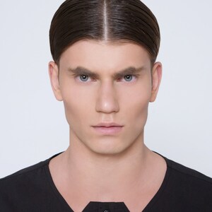 Puede incluir: Un hombre con el pelo corto y oscuro peinado hacia atr&aacute;s, lleva una camisa negra de cuello alto.