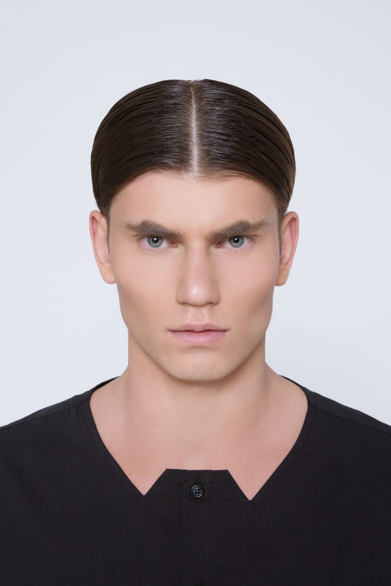 Puede incluir: Un hombre con el pelo corto y oscuro peinado hacia atr&aacute;s, lleva una camisa negra de cuello alto.