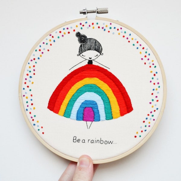 Handstickerei Hoop Art 'Marnie Makes - Rainbow Girl' Illustration 100% Hand bestickt