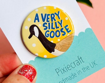 Dumme Gans Abzeichen oder Magnet | Lustiger handgemachter Geschenk Pin | Wähle dein Finish