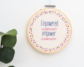 Broderie à la main Citation inspirante Hoop Art / Femmes habilitées / Féministe / Fille sauvage / Art magique / Citation motivationnelle Accrochage mural