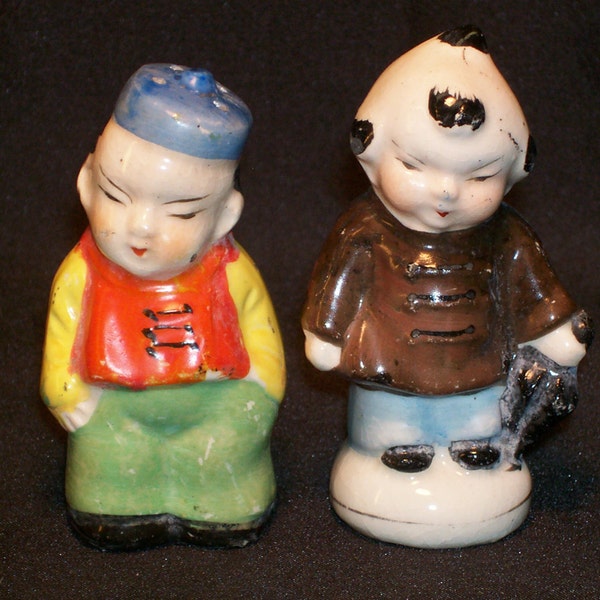 Japonés chico y chica sal & pimentero conjunto Vintage 1940 Japón pintado a mano de cerámica
