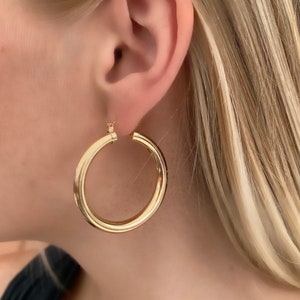 Brincos de argola grossos com acabamento em ouro 14k: joias de destaque