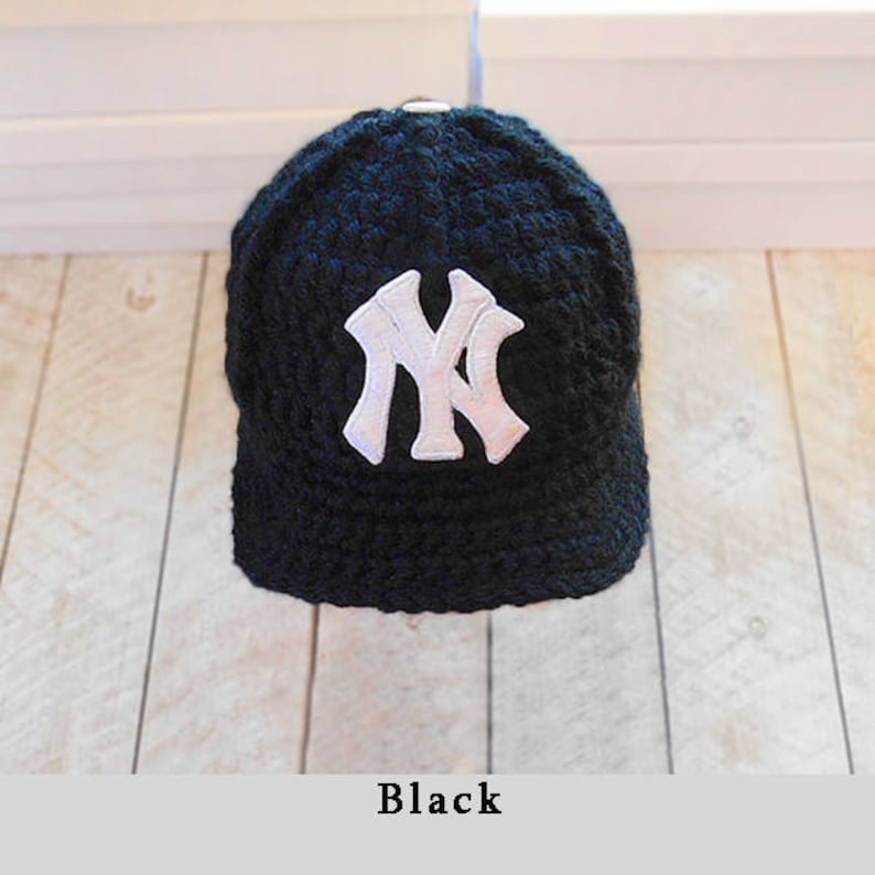 Puede incluir: Gorra de b&eacute;isbol negra con el logotipo "NY" blanco. La gorra est&aacute; hecha de un material texturizado y tiene una visera curvada. La palabra "Black" se muestra en la parte inferior de la imagen.