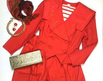 Tailleur pantalone rosso brillante Gauchos e giacca corta degli anni '80 e '90