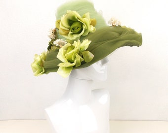 Grand chapeau années 50 pour femme en tulle vert et fleurs Doris Elegante