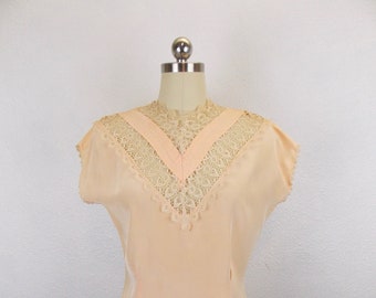 1940's 1950's Woman's Sleeveless Blouse in Pale Peach with Lace Detail
