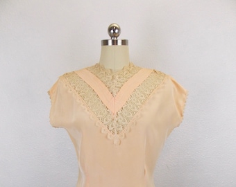 1940&#39;s 1950&#39;s Woman&#39;s Sleeveless Blouse in Pale Peach with Lace Detail