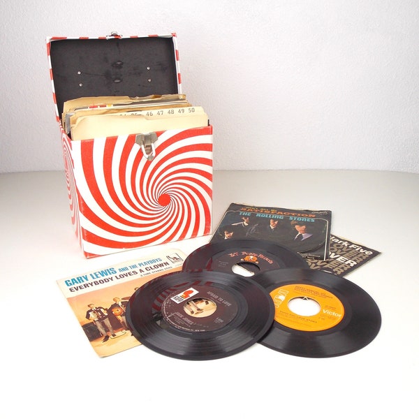 Vintage Schallplatten-Tragetasche mit Sammlung von 51 Vinyl 45 RPM Records