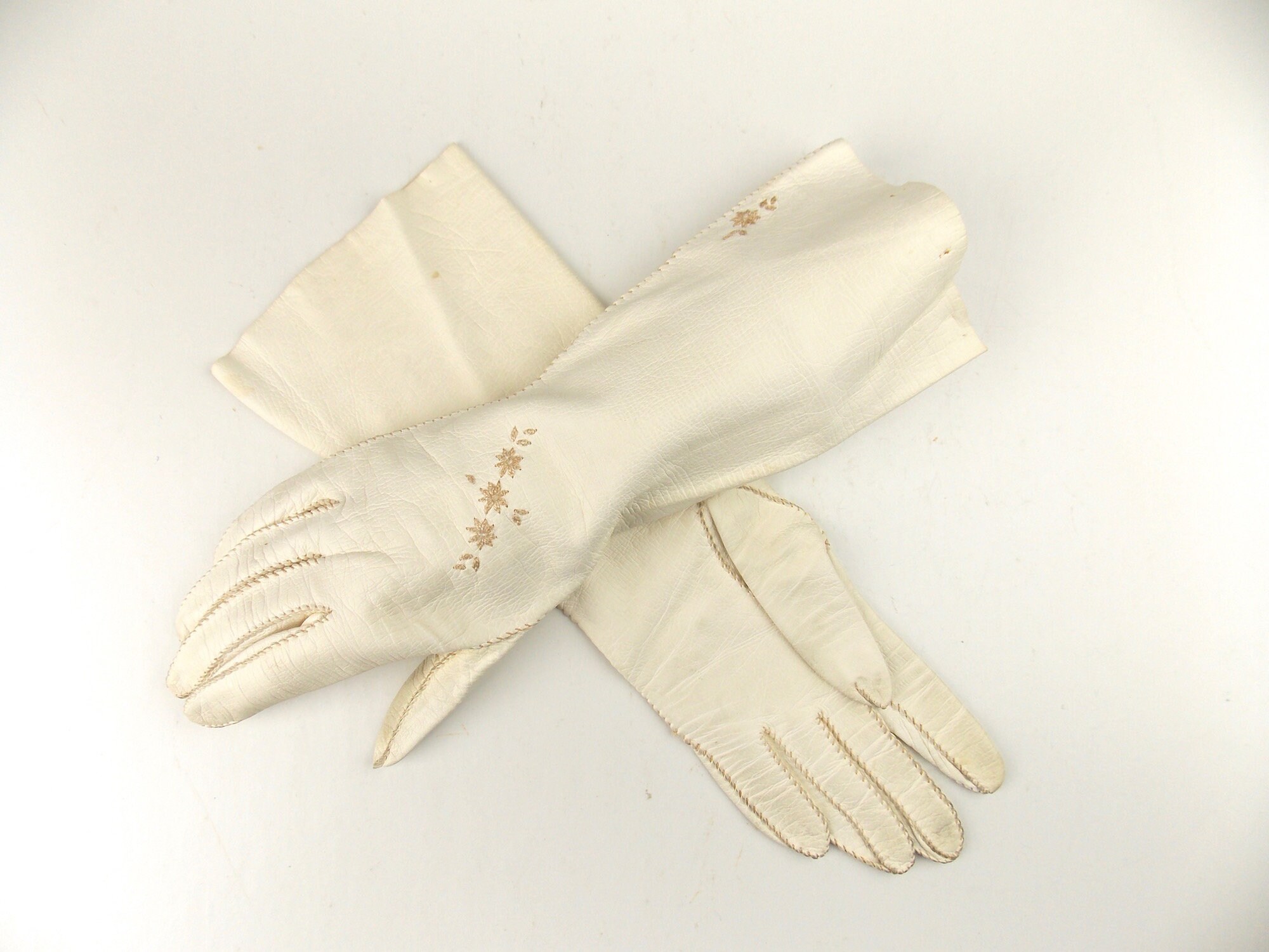Leather Gloves White Ivory With Embroidered Floral Detail 1950 s