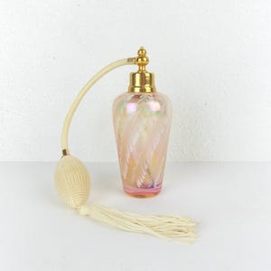 Atomizzatore di profumo vintage in vetro artistico rosa e bianco opalescente a forma di piuma.