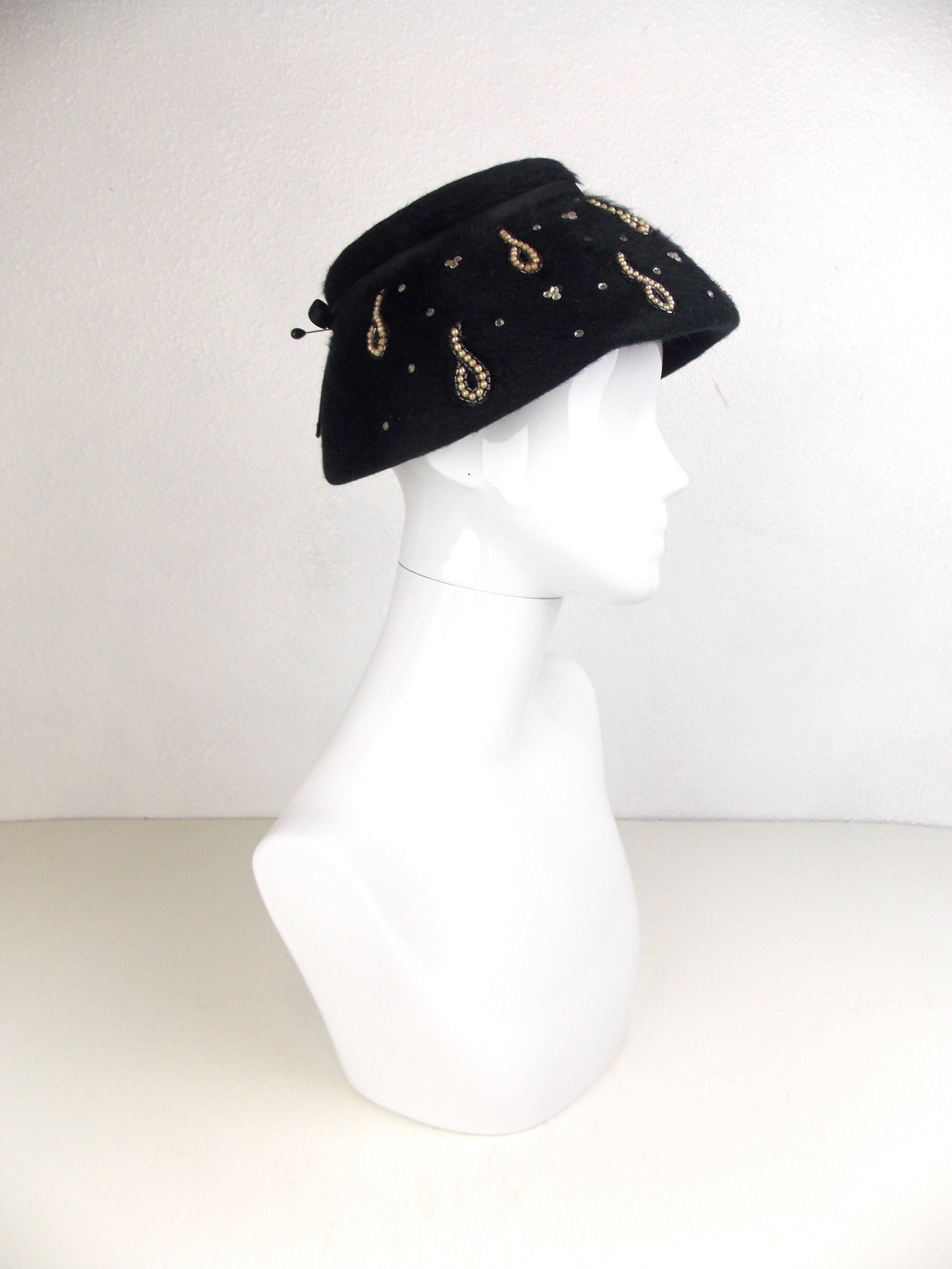 STYLISH 1940\'s BLACK FELT HAT WITH PEARL & BEAD TRIM Original 1940 main image 4