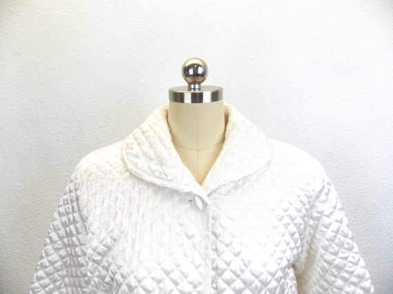 Vintage White Satin Quilted Bed Jacket Size Small - image 2