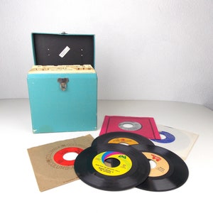 Vintage Schallplatten-Tragetasche mit Sammlung von 48 Vinyl 45 RPM Schallplatten