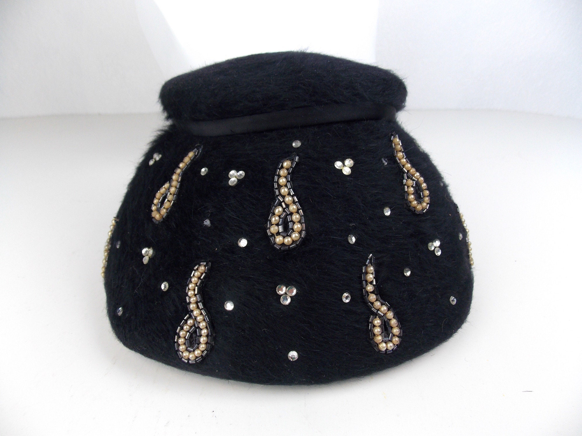 STYLISH 1940\'s BLACK FELT HAT WITH PEARL & BEAD TRIM Original 1940 main image 2