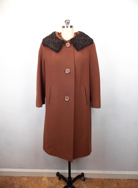 1960 年代のブラウン ウール コート。ざらざらした質感とカーリー