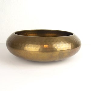 Vintage bloempot van gehamerd massief messing, gemaakt in India.