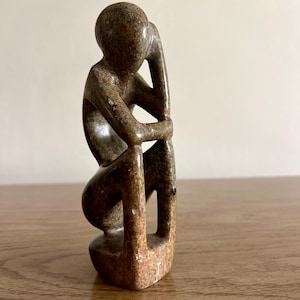 Escultura “El Pensador” de Shona Serpentine