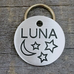 Gegraveerd identiteitsplaatje, aangepaste hondentags, gepersonaliseerde huisdiertag, Luna-tag, maantag, sterren huisdier-ID-tag, hemelse hondenpenning
