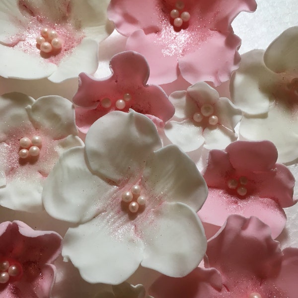 Gâteaux de fleurs fondant. Fleurs roses. Fleurs blanches.
