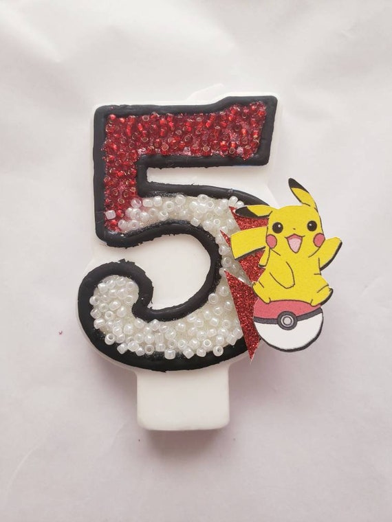Bougie d'anniversaire Pikachu. Bougie d'anniversaire Pokémon. Bougie  d'anniversaire noire, rouge et blanche. -  France